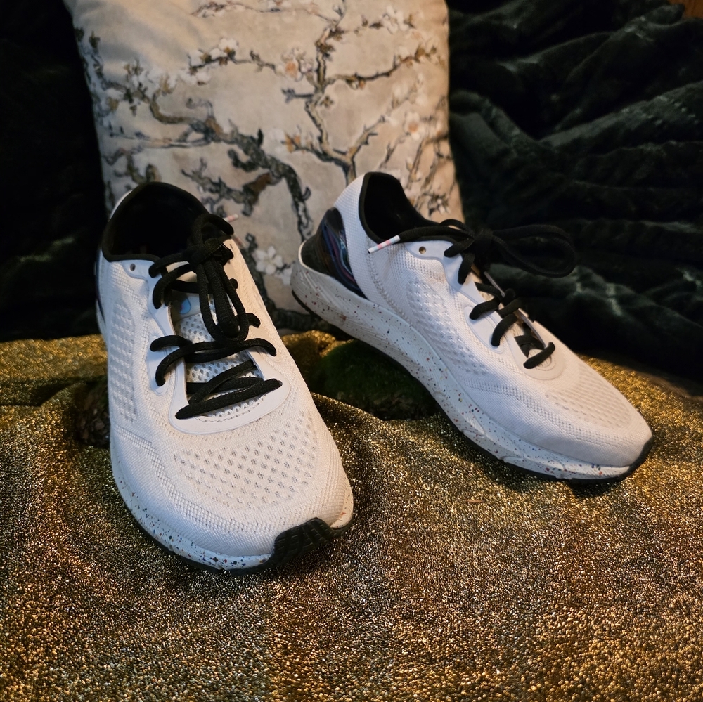 NEW NO BOX Under Armour Women's HOVR Sonic 5 Pride, Cream/Multi, 7 US
